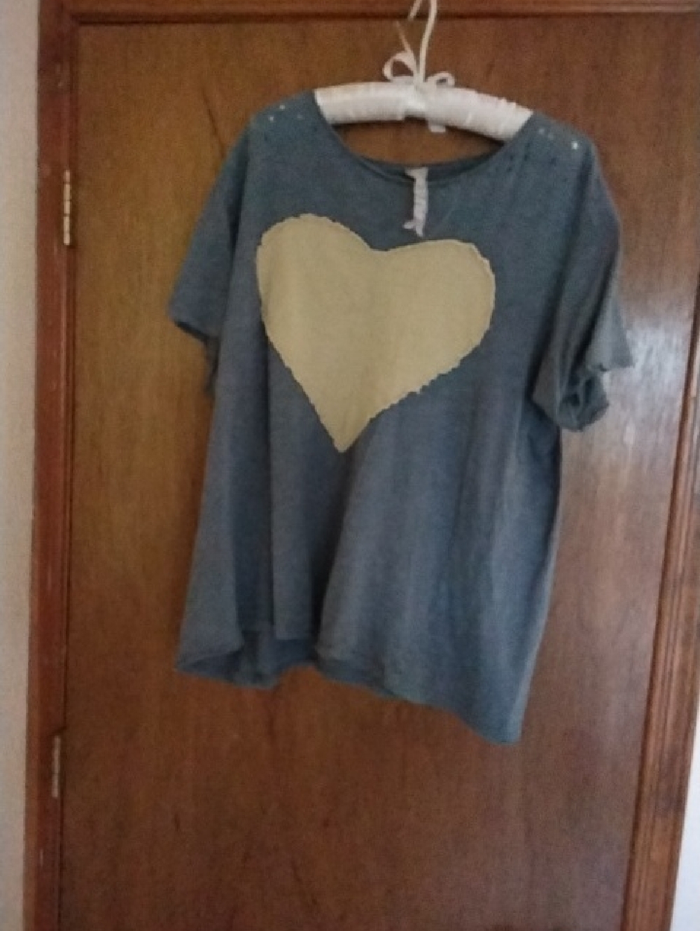 Magnolia Pearl Short Sleeve Tee - Gray with Cream Heart